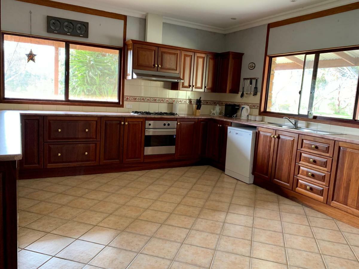 Bee'S Place - 3 Bedroom Home On 10 Acres Of Land With Distant Ocean Views Emu Bay Eksteriør billede